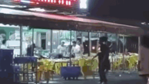 【每日平安149】情侣吵架高空扔刀砸中路虎被刑拘,勾结外人敲诈店主厨师遭遇猪队友